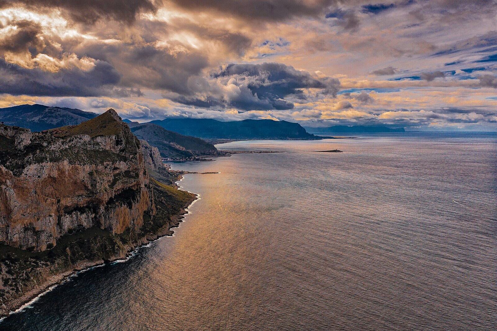 Luce dorata della sera sulle scogliere della riserva di Capo Gallo e sul golfo di Mondello